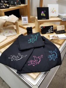 田中工芸刺繍さんの、つややかな刺繍が紡ぐ、使って楽しいエコバック